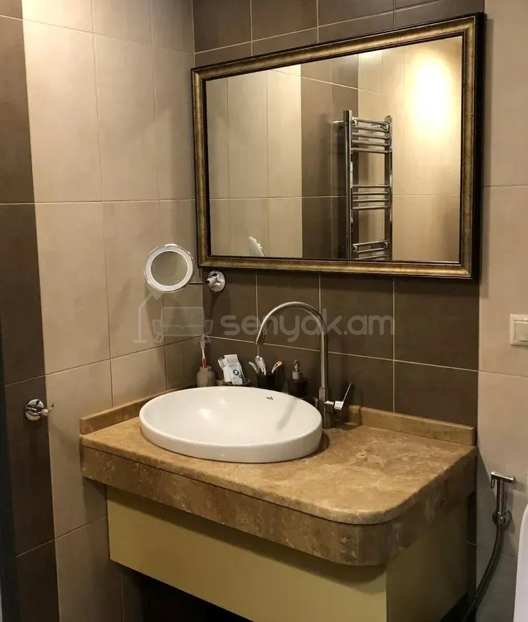 3 Սենյականոց Բնակարան Քարե Շենքում, 80քմ, 5/5 հարկ, Կապիտալ Վերանորոգված