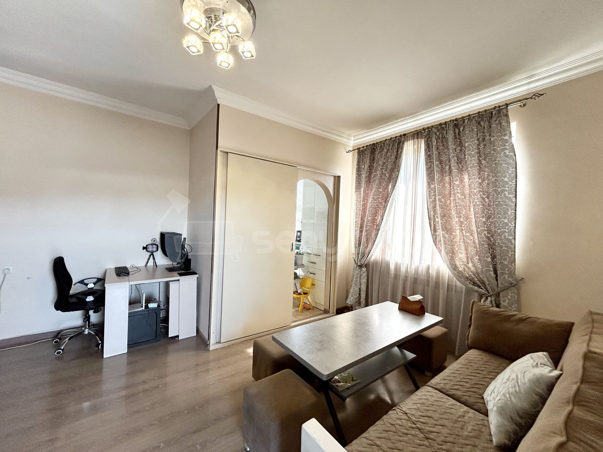 3 Սենյականոց Բնակարան Քարե Շենքում, 94քմ, 2/2 հարկ, Կապիտալ Վերանորոգված