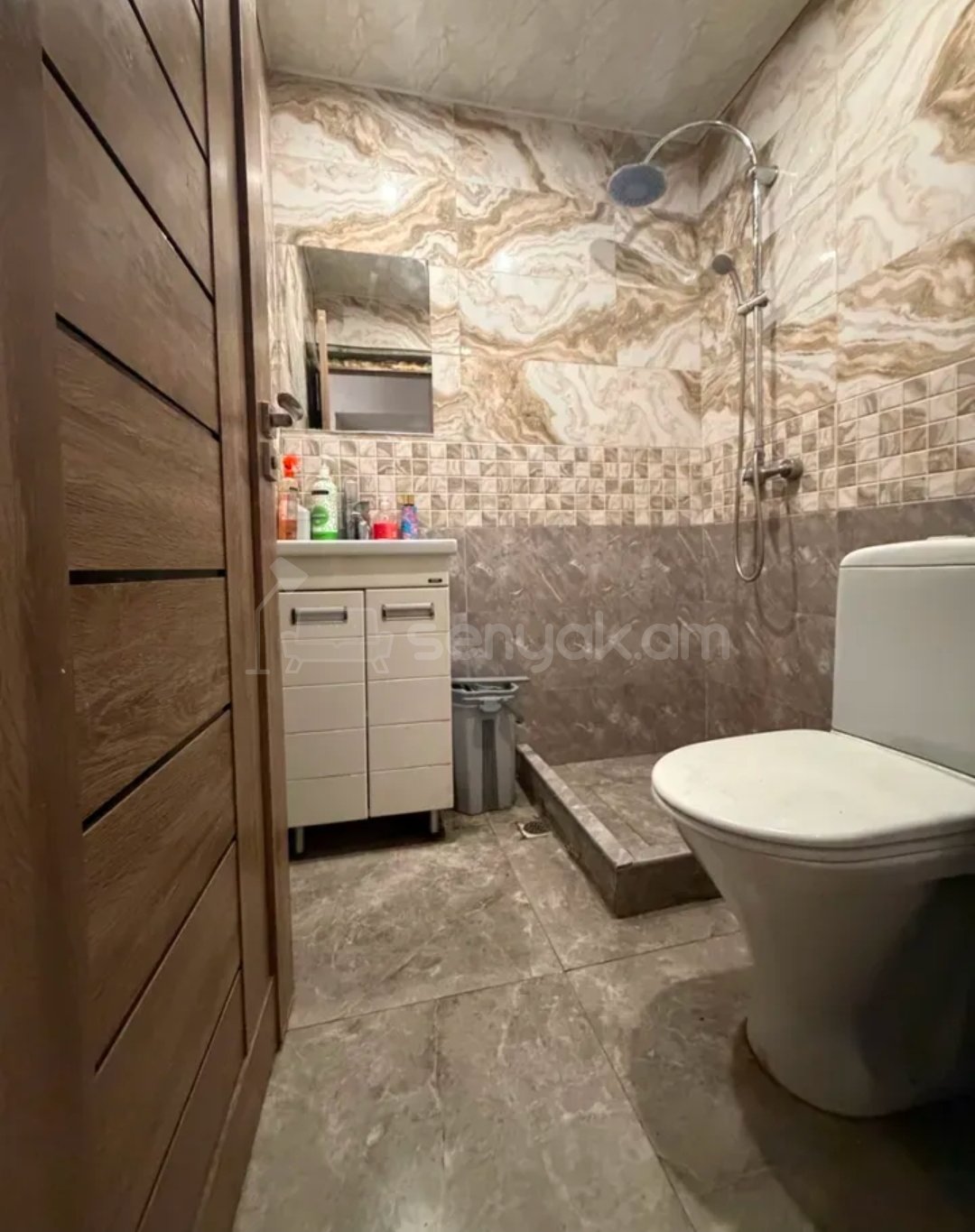 2 Սենյականոց Բնակարան Քարե Շենքում, 32քմ, 5/5 հարկ, Կապիտալ Վերանորոգված