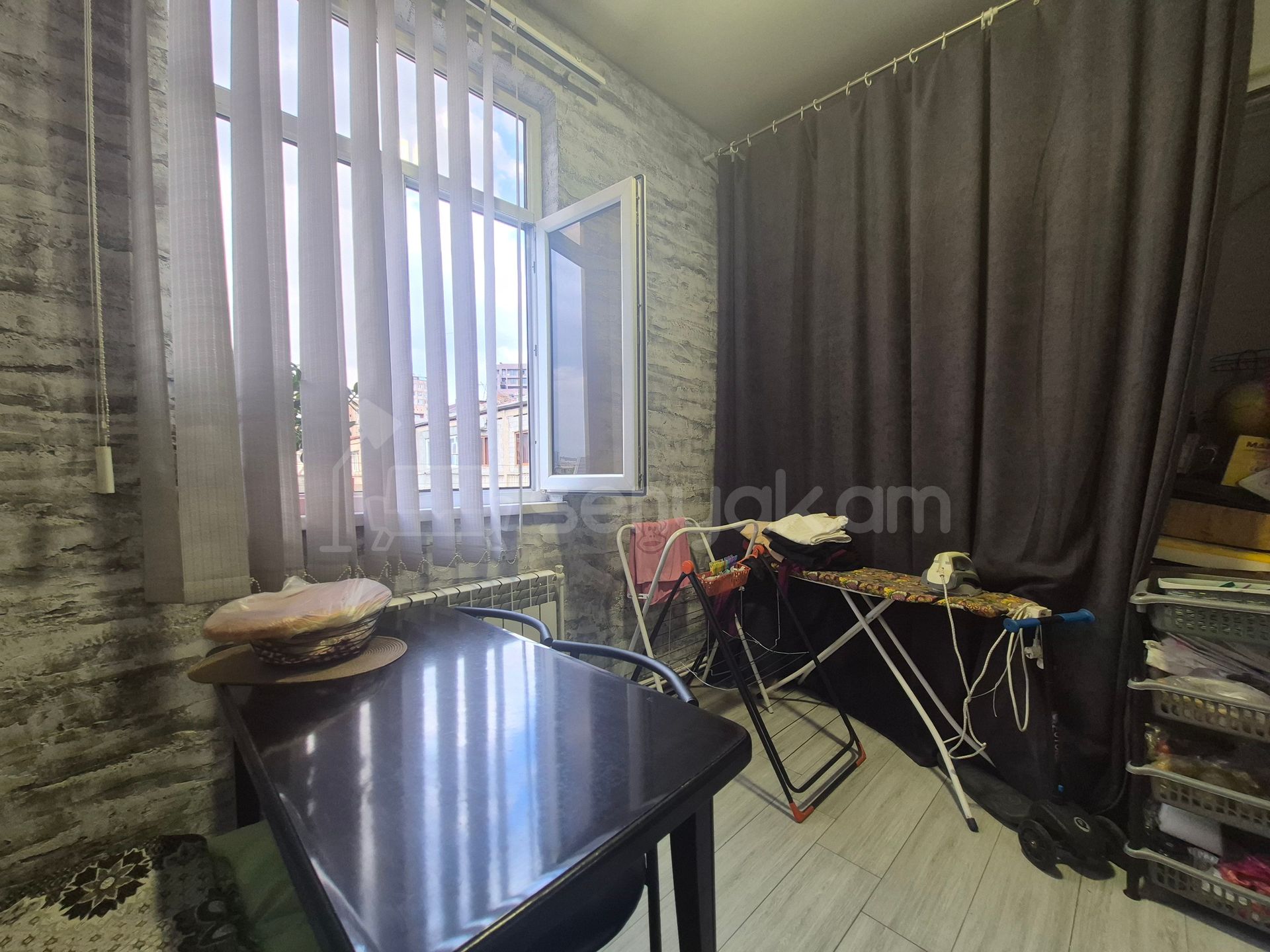 3 Սենյականոց Բնակարան Քարե Շենքում, 73քմ, 3/3 հարկ, Կոսմետիկ Վերանորոգված
