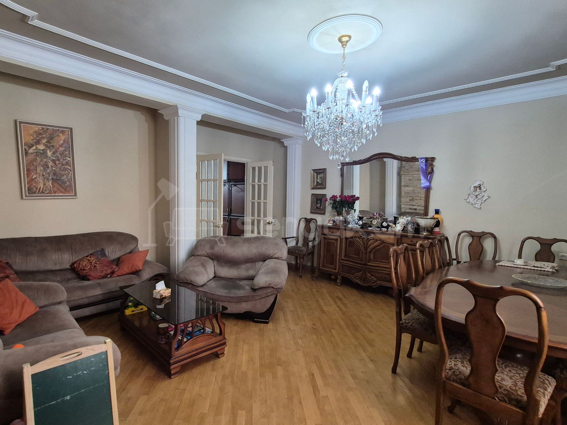 4 Սենյականոց Բնակարան Քարե Շենքում, 189քմ, 2/3 հարկ, Կոսմետիկ Վերանորոգված