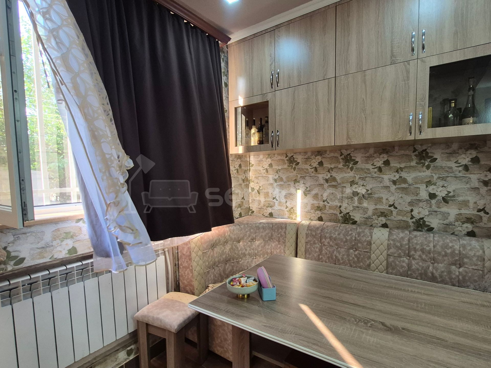 4 Սենյականոց Բնակարան Քարե Շենքում, 72քմ, 1/4 հարկ, Կապիտալ Վերանորոգված