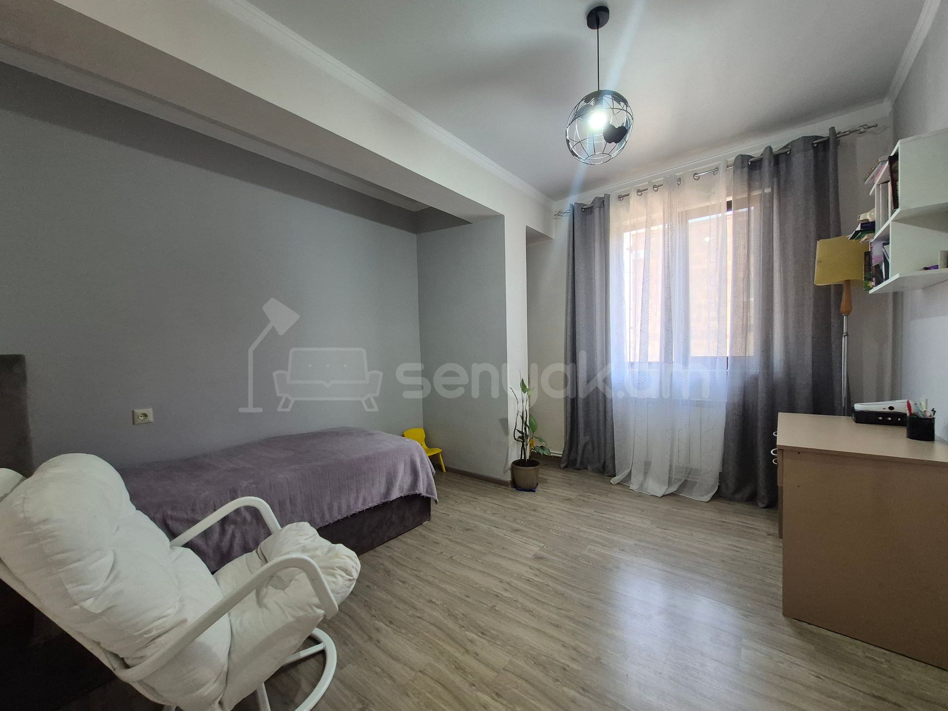 5 Սենյականոց Բնակարան Քարե Շենքում, 130քմ, 3/5 հարկ, Կապիտալ Վերանորոգված