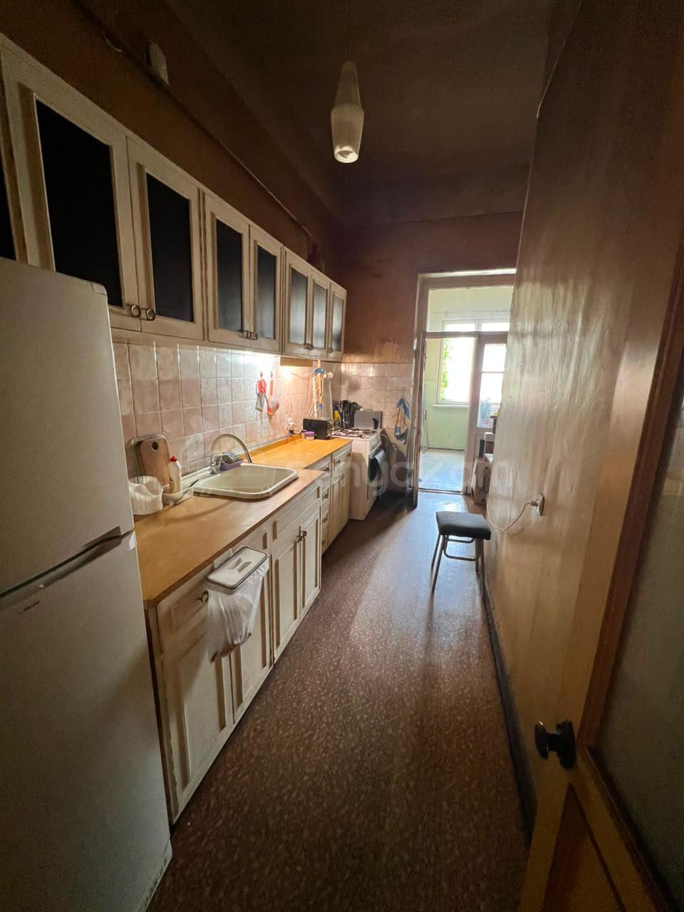 4 Սենյականոց Բնակարան Քարե Շենքում, 120քմ, 3/4 հարկ, Պետական Վիճակում