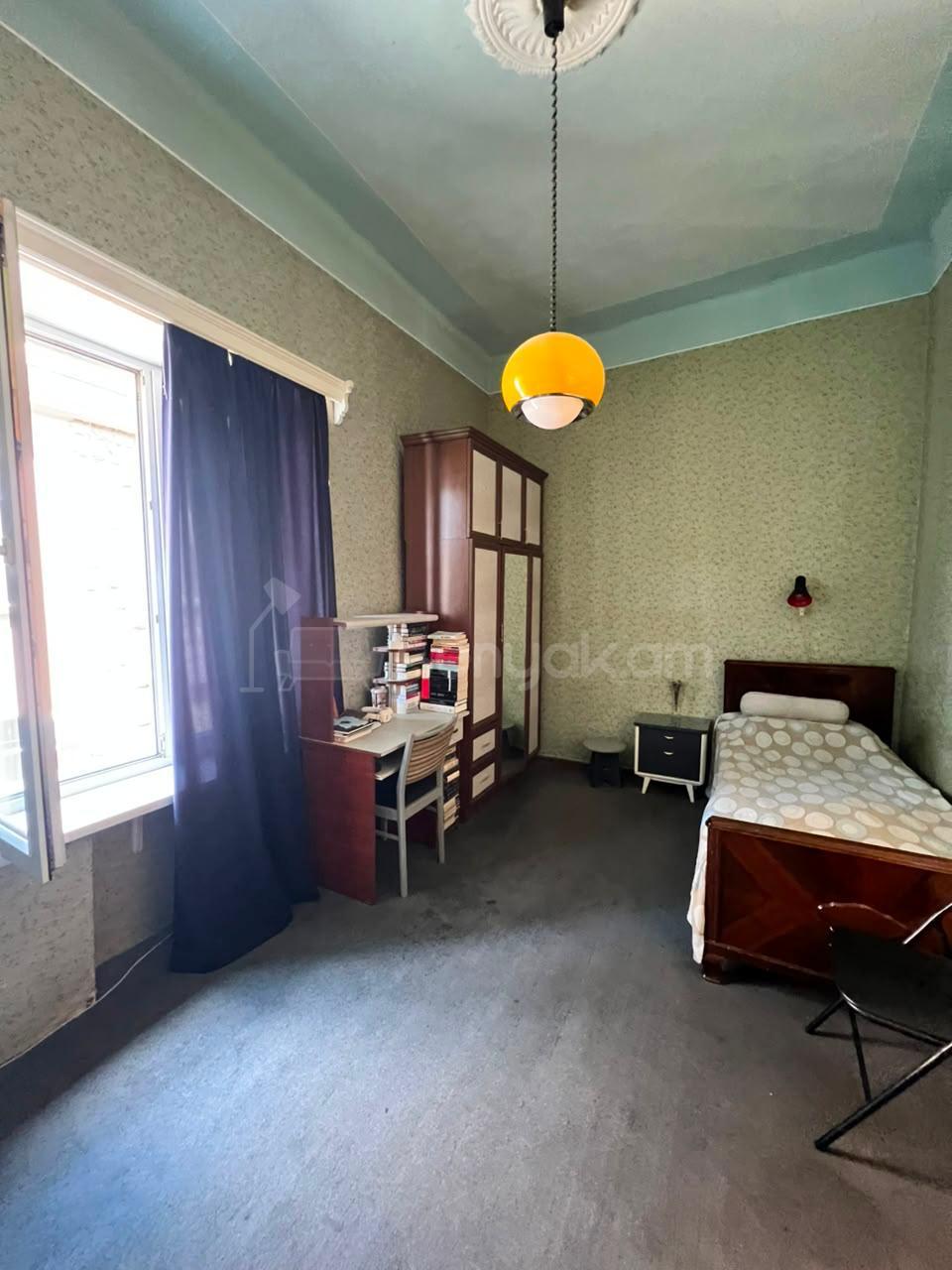 4 Սենյականոց Բնակարան Քարե Շենքում, 120քմ, 3/4 հարկ, Պետական Վիճակում