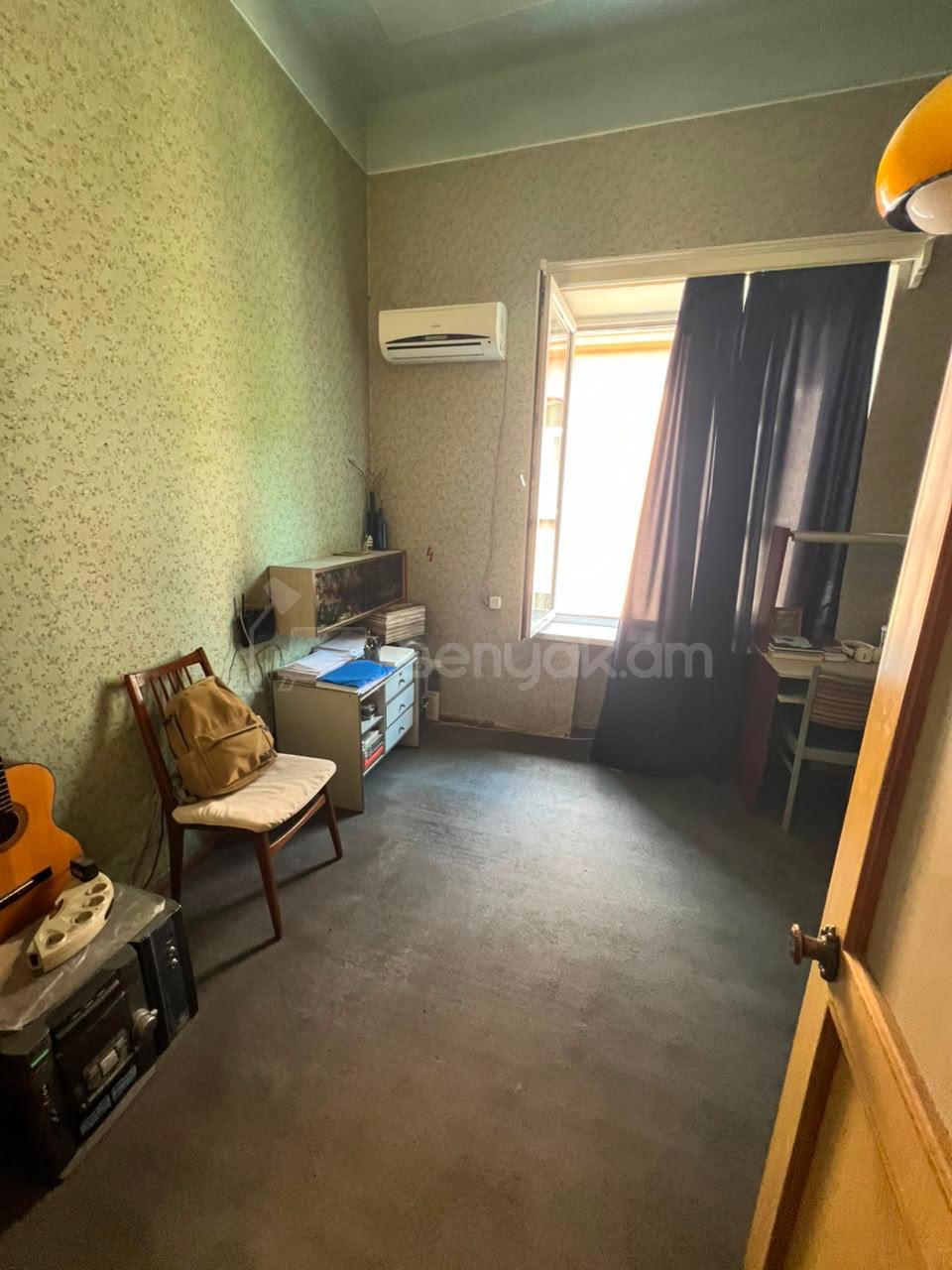 4 Սենյականոց Բնակարան Քարե Շենքում, 120քմ, 3/4 հարկ, Պետական Վիճակում