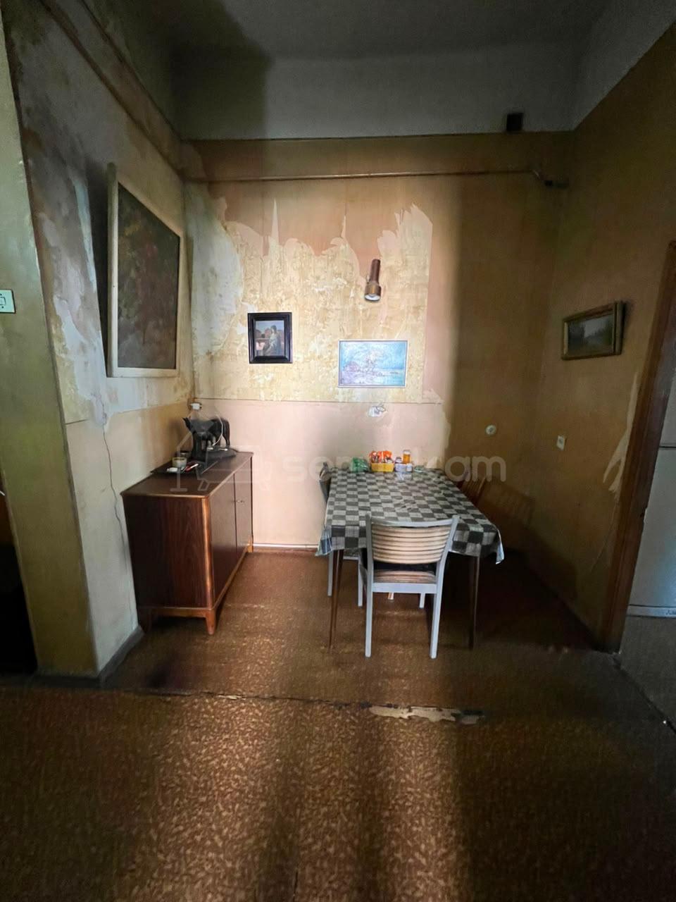 4 Սենյականոց Բնակարան Քարե Շենքում, 120քմ, 3/4 հարկ, Պետական Վիճակում