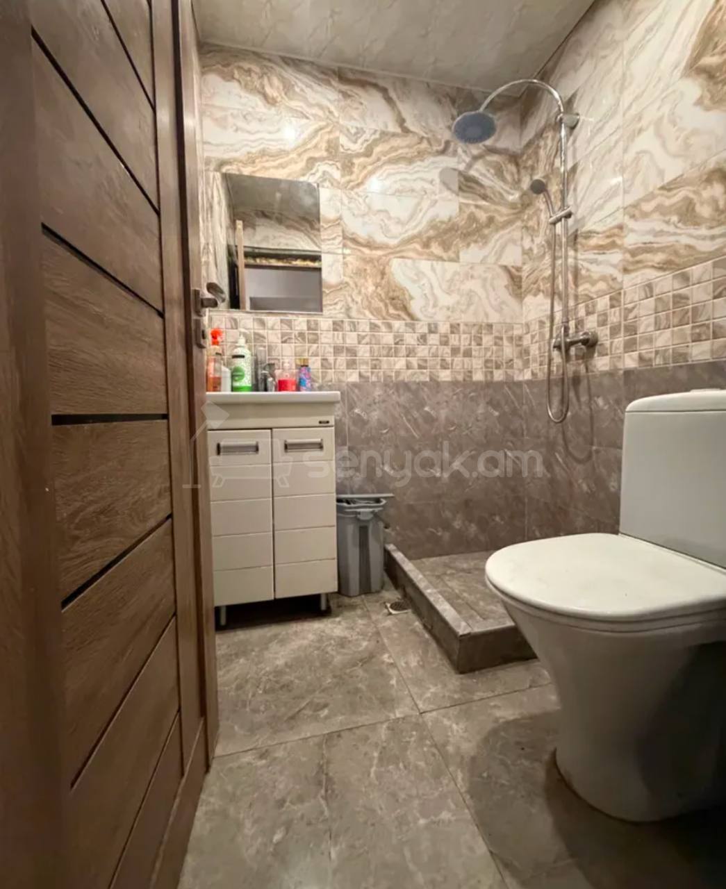 2 Սենյականոց Բնակարան Քարե Շենքում, 32քմ, 5/5 հարկ, Կապիտալ Վերանորոգված