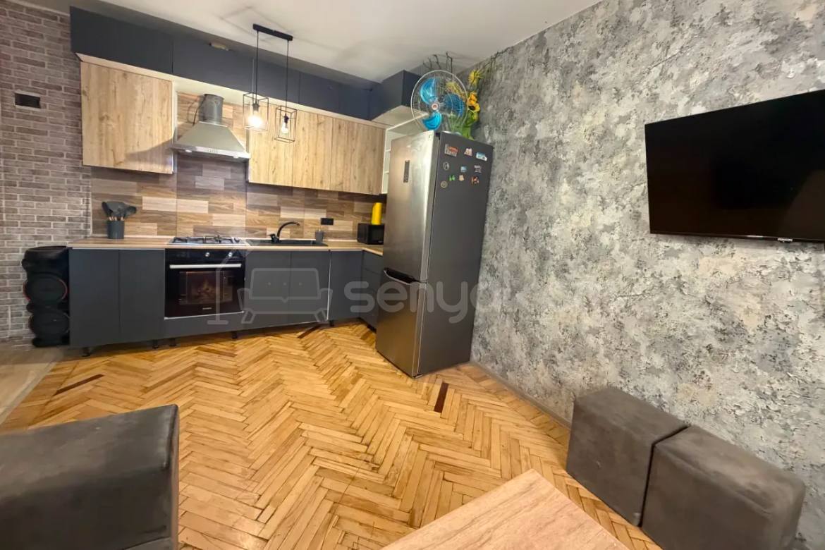 2 Սենյականոց Բնակարան Քարե Շենքում, 32քմ, 5/5 հարկ, Կապիտալ Վերանորոգված