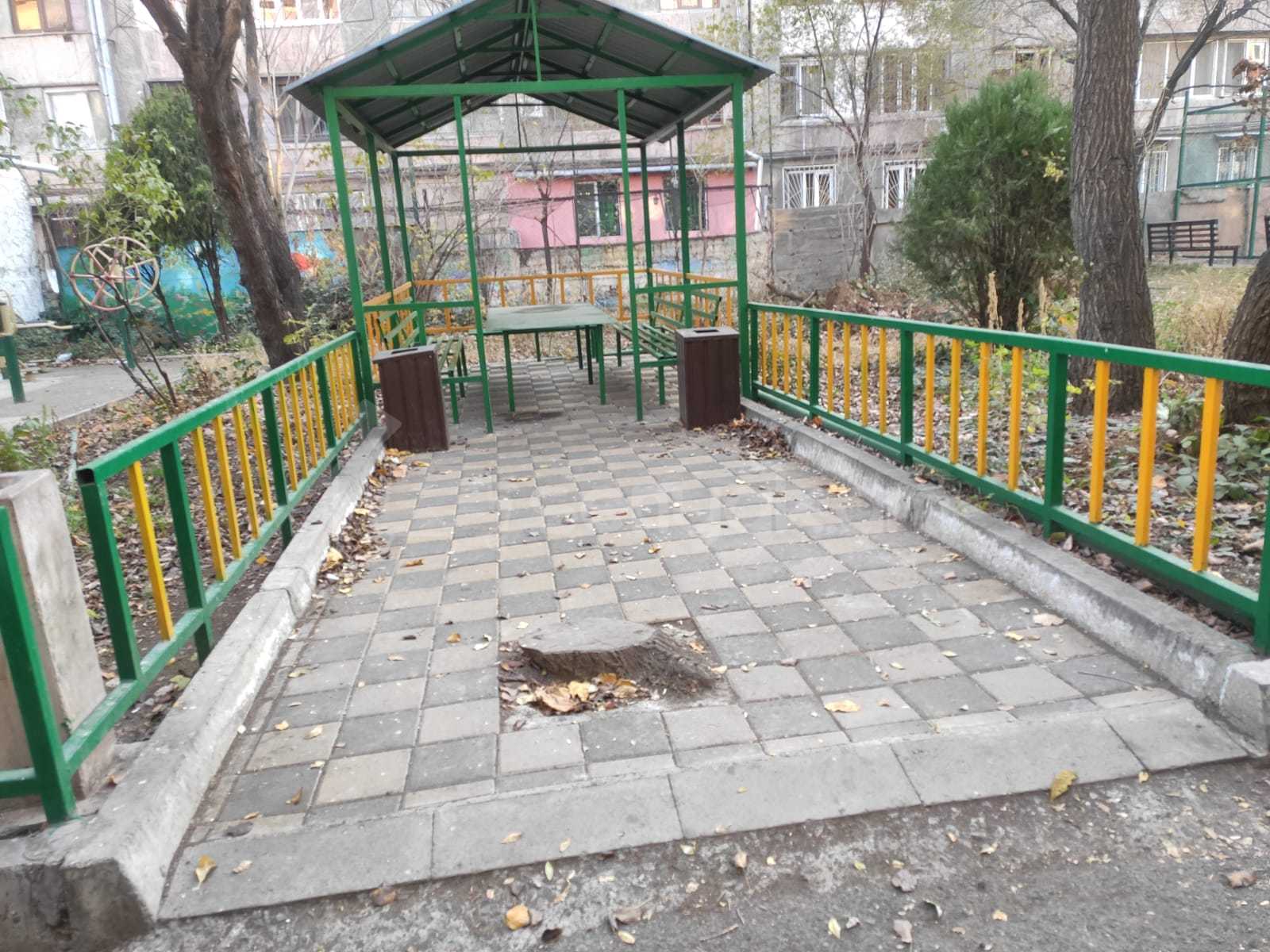 3 Սենյականոց Բնակարան Քարե Շենքում, 85քմ, 2/4 հարկ, Նորմալ Վիճակում