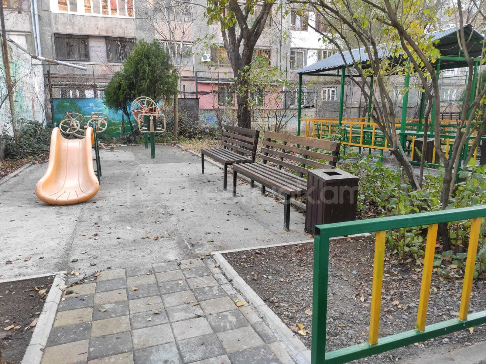 3 Սենյականոց Բնակարան Քարե Շենքում, 85քմ, 2/4 հարկ, Նորմալ Վիճակում