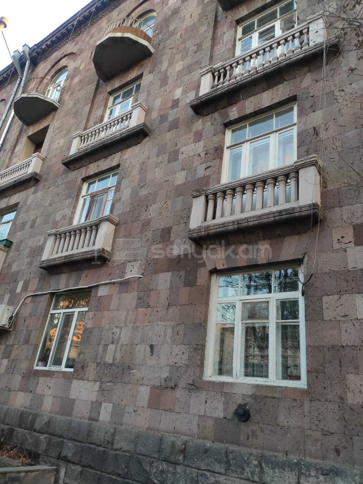 3 Սենյականոց Բնակարան Քարե Շենքում, 85քմ, 2/4 հարկ, Նորմալ Վիճակում