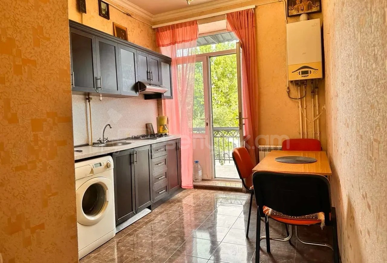 1 Սենյականոց Բնակարան Քարե Շենքում, 48քմ, 4/5 հարկ, Կապիտալ Վերանորոգված, Կահավորված
