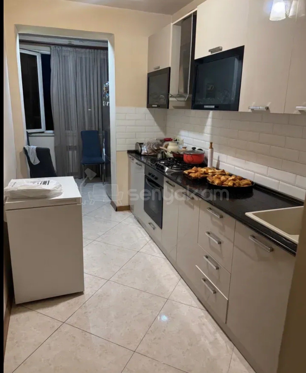 4 Սենյականոց Բնակարան, 90քմ, 3/9 հարկ, Կապիտալ Վերանորոգված, Կահավորված, Արևկող