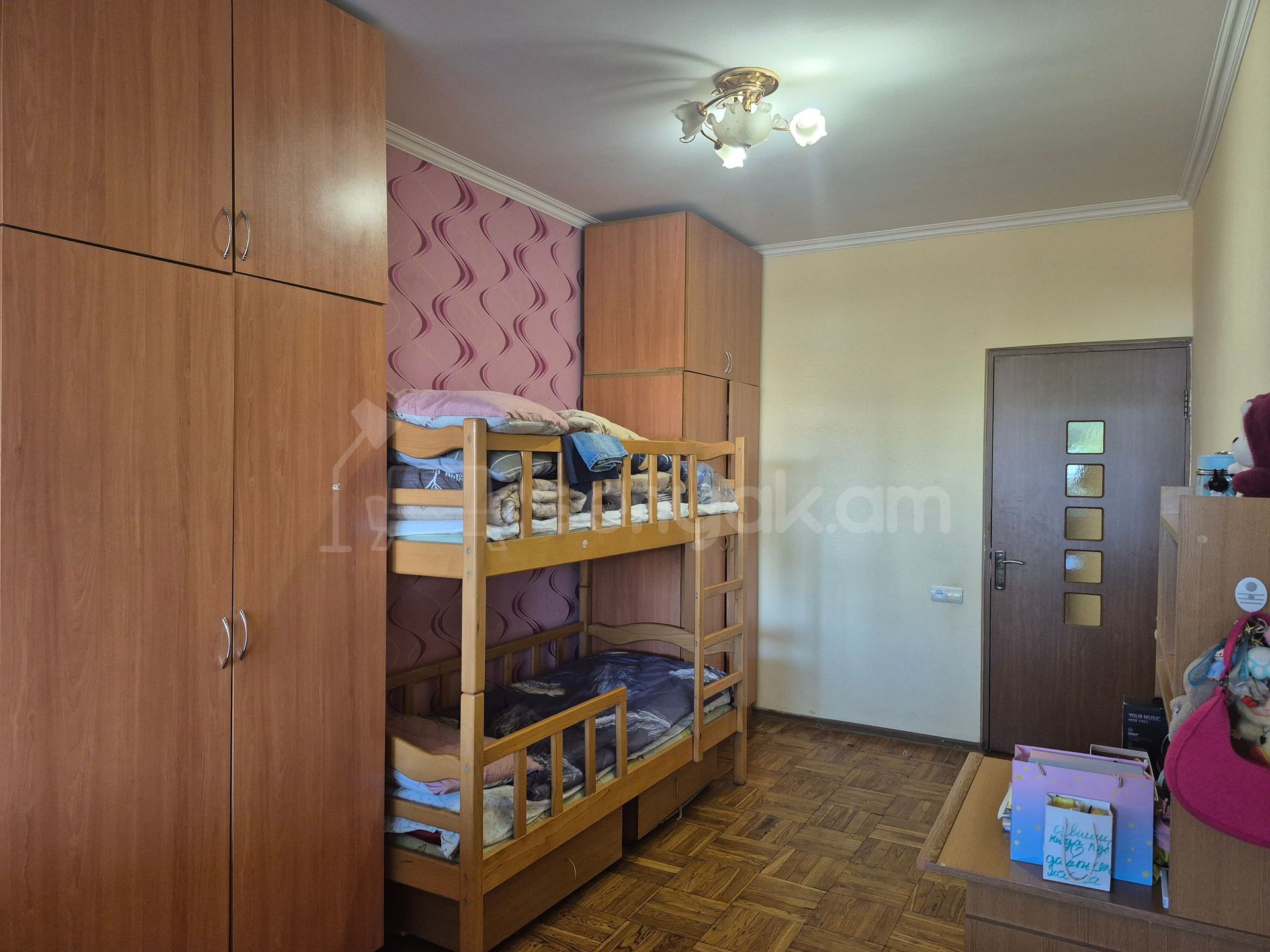 3 Սենյականոց Բնակարան Քարե Շենքում, 112քմ, 3/5 հարկ, Կապիտալ Վերանորոգված
