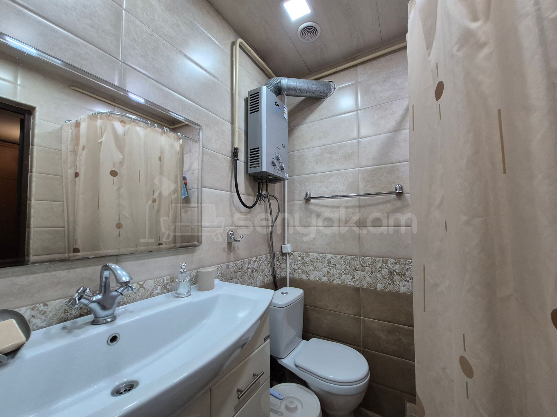 4 Սենյականոց Բնակարան Քարե Շենքում, 105քմ, 3/5 հարկ, Կապիտալ Վերանորոգված