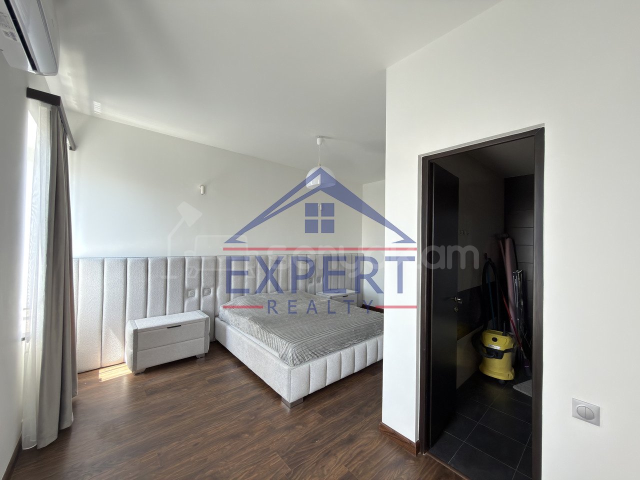 3 Սենյականոց Բնակարան Քարե Շենքում, 96քմ, 5/5 հարկ, Դիզայներական Վերանորոգված