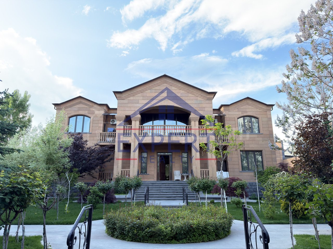 8 Սենյականոց Շքեղ Առանձնատուն, 923քմ, Լողավազանով, Ավտոտնակով