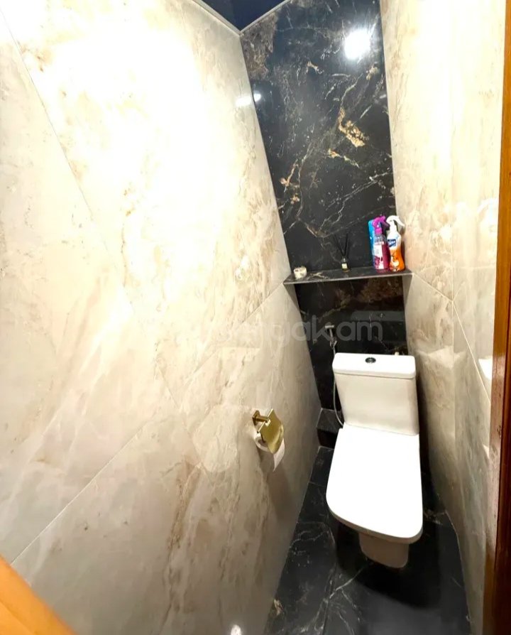 3 Սենյականոց Բնակարան Քարե Շենքում, 85քմ, 7/7 հարկ, Նորմալ Վիճակում, Կահավորված