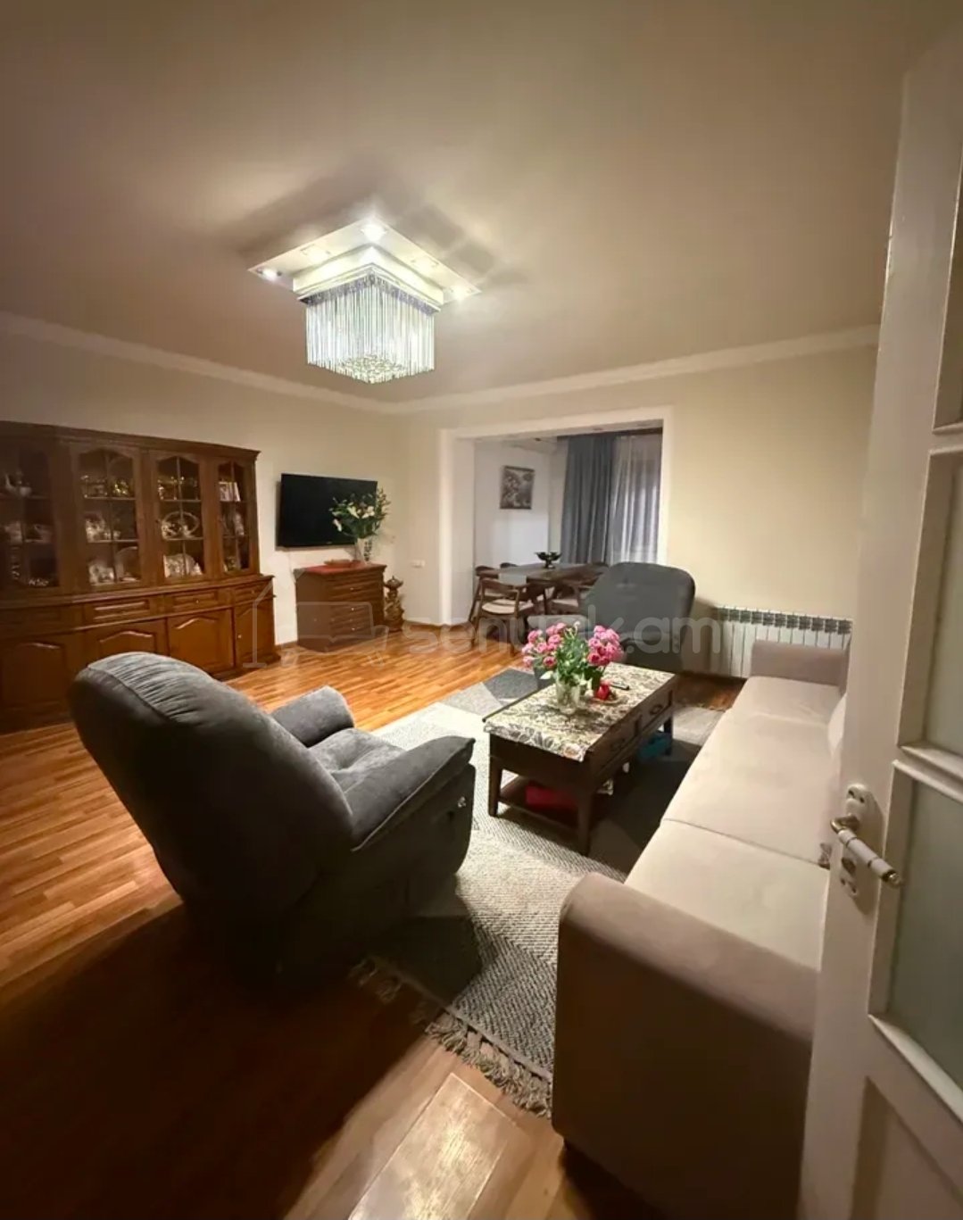3 Սենյականոց Բնակարան Քարե Շենքում, 90քմ, 5/5 հարկ, Կապիտալ Վերանորոգված