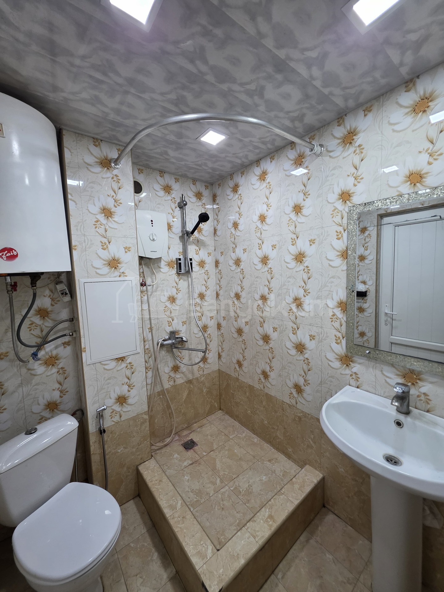 2 Սենյականոց Բնակարան Քարե Շենքում, 50քմ, 3/4 հարկ, Նորմալ Վիճակում, Կահավորված