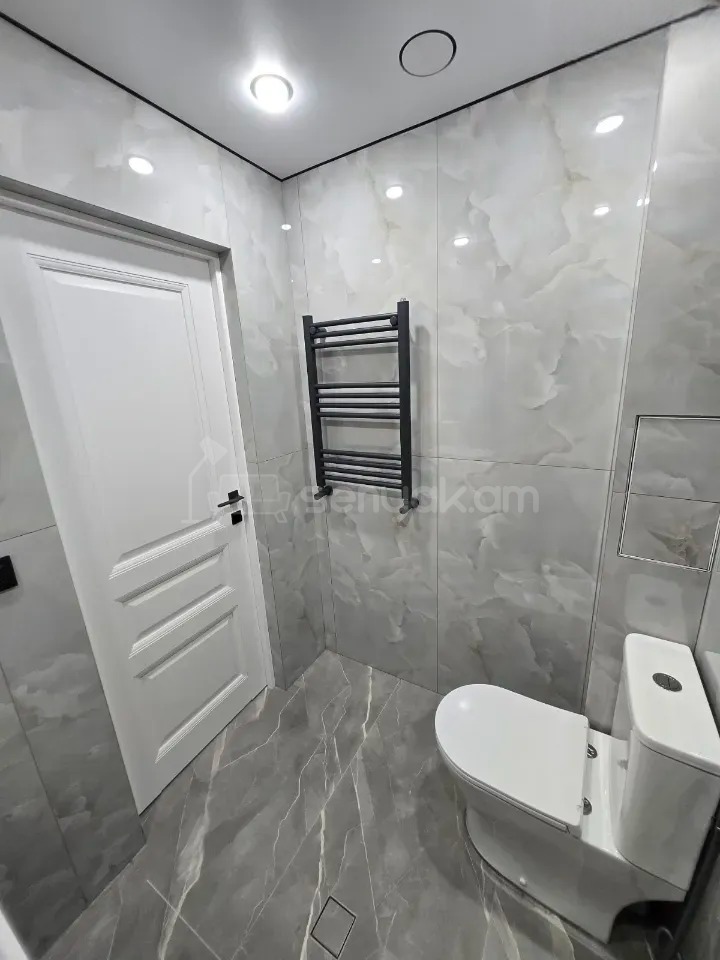 3 Սենյականոց Բնակարան Քարե Շենքում, 61քմ, 4/5 հարկ, Կապիտալ Վերանորոգված