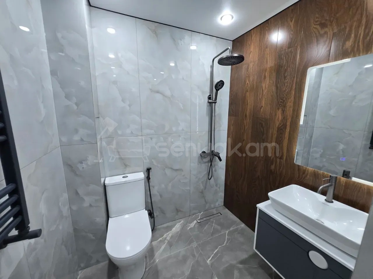 3 Սենյականոց Բնակարան Քարե Շենքում, 61քմ, 4/5 հարկ, Կապիտալ Վերանորոգված
