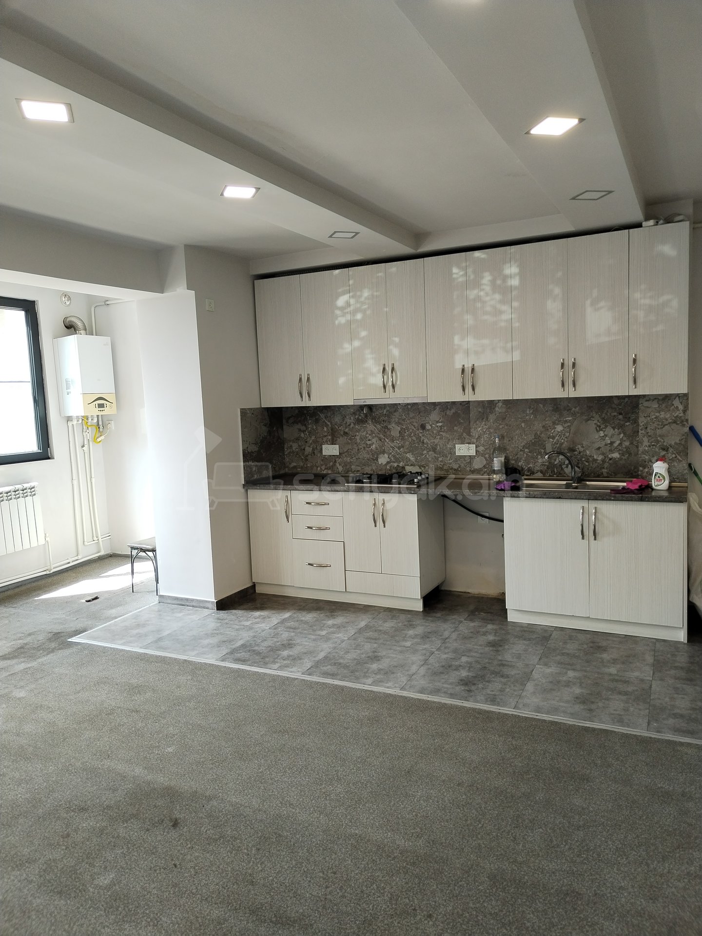 1 Սենյականոց Բնակարան Քարե Շենքում, 48քմ, 1/5 հարկ, Նորմալ Վիճակում, Կահավորված, Արևկող
