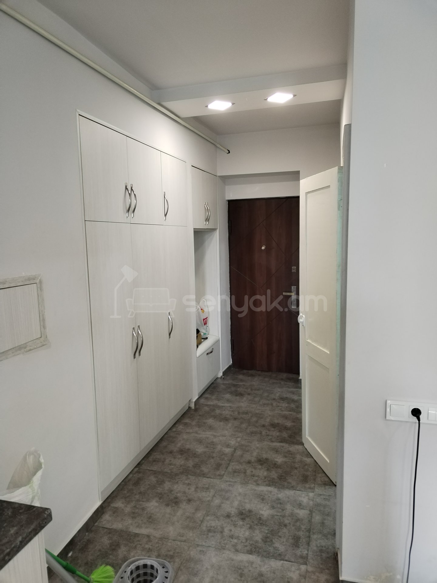 1 Սենյականոց Բնակարան Քարե Շենքում, 48քմ, 1/5 հարկ, Նորմալ Վիճակում, Կահավորված, Արևկող