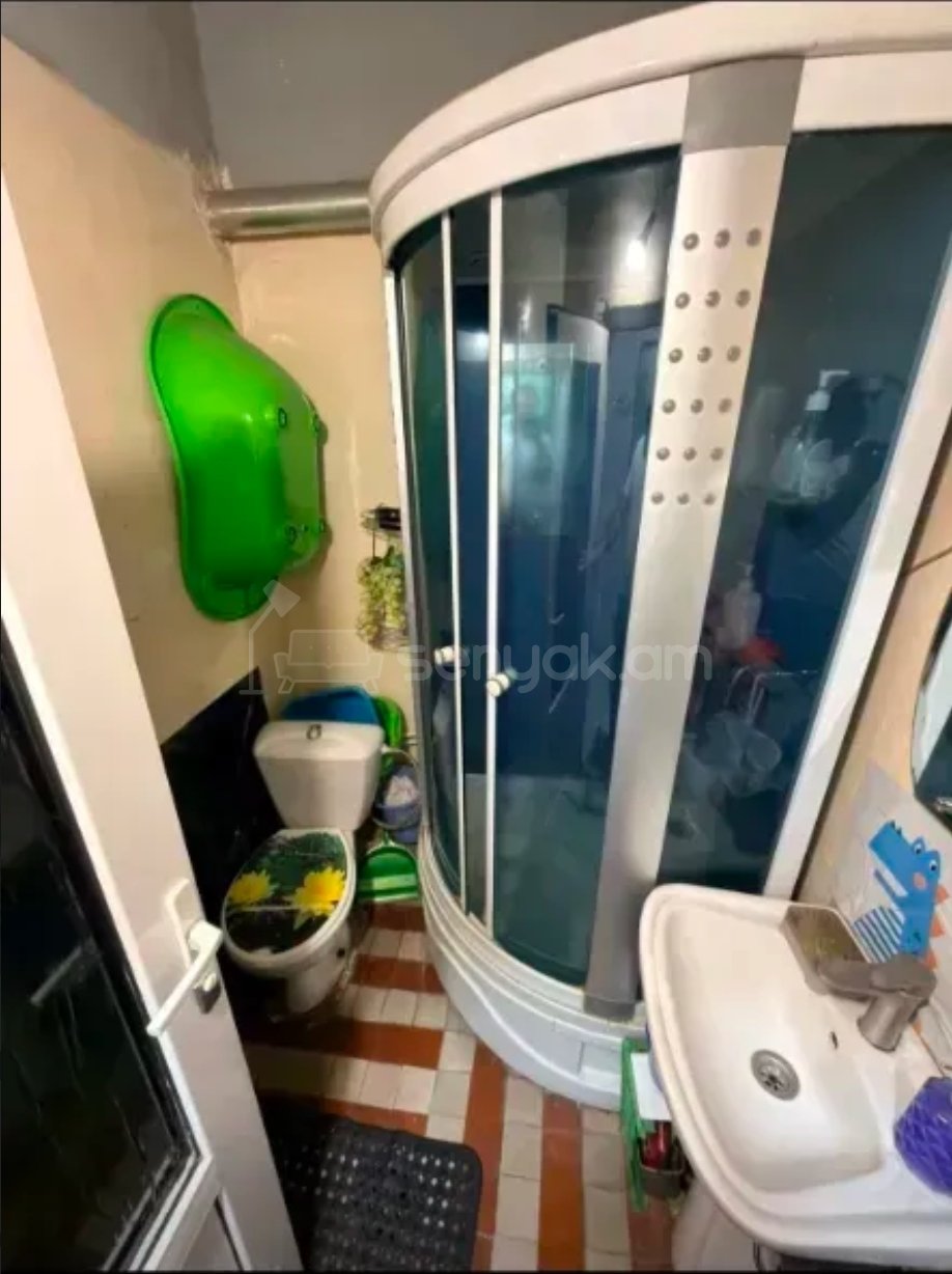 3 Սենյականոց Բնակարան Քարե Շենքում, 73քմ, 3/3 հարկ, Նորմալ Վիճակում