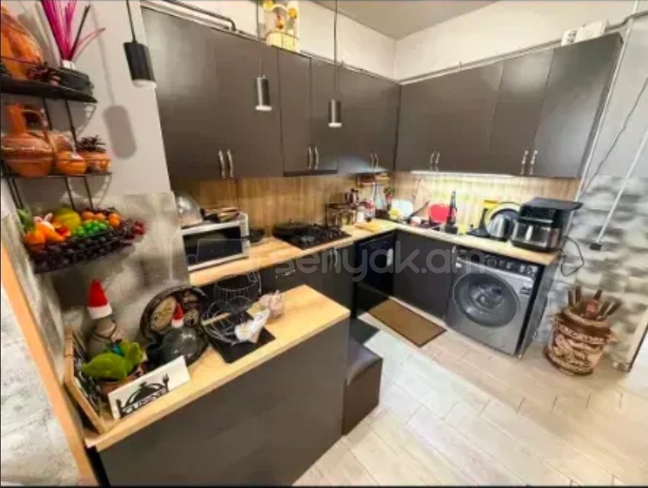 3 Սենյականոց Բնակարան Քարե Շենքում, 73քմ, 3/3 հարկ, Նորմալ Վիճակում