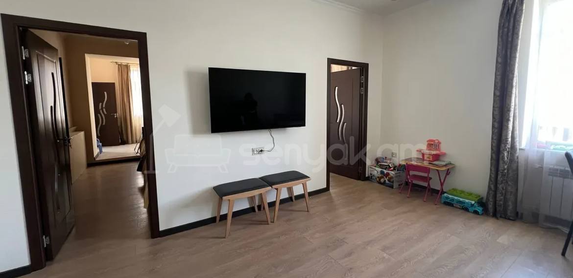 3 Սենյականոց Բնակարան Քարե Շենքում, 78քմ, 4/4 հարկ, Կապիտալ Վերանորոգված, Կահավորված