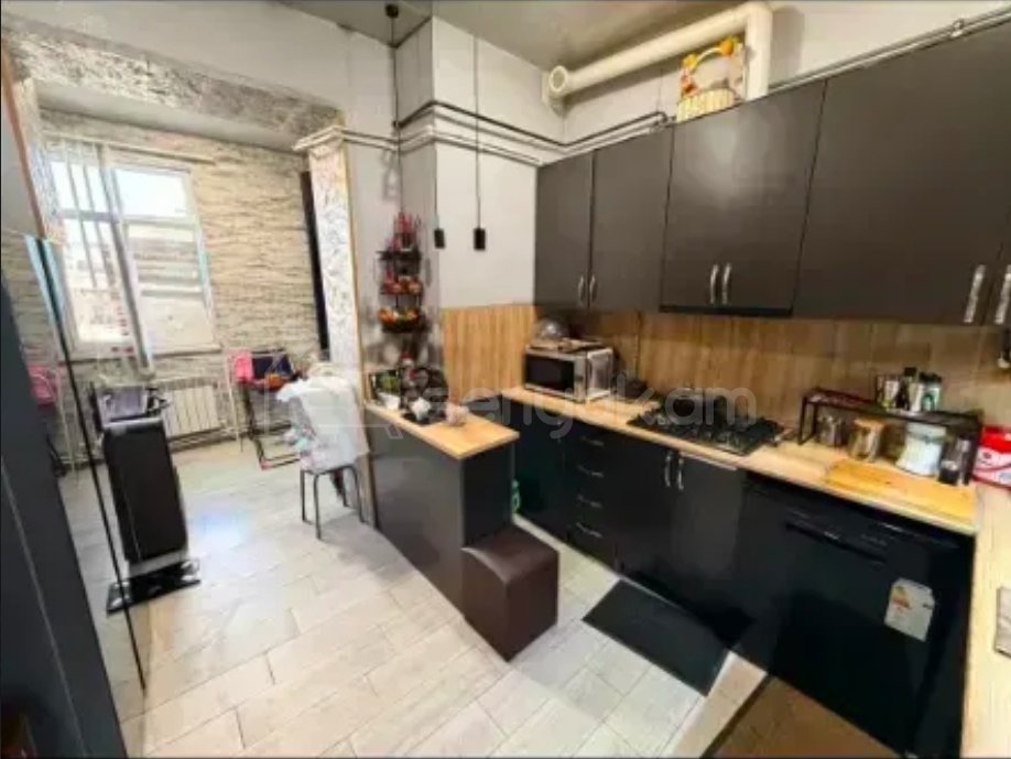 3 Սենյականոց Բնակարան Քարե Շենքում, 73քմ, 3/3 հարկ, Նորմալ Վիճակում