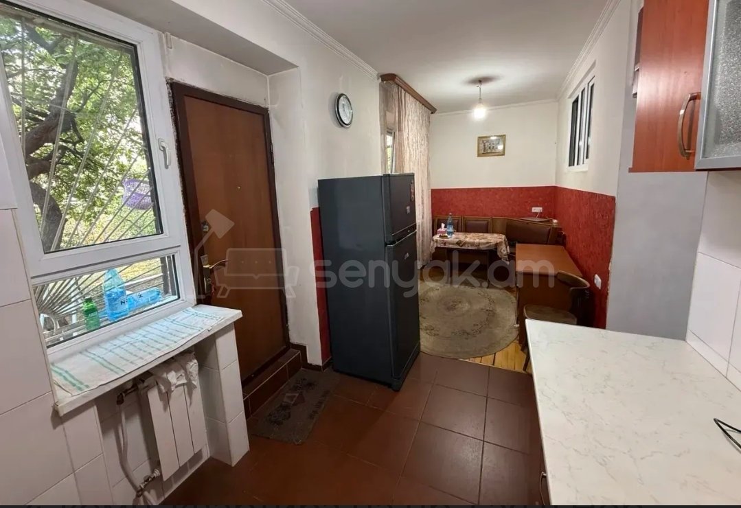 4 Սենյականոց Բնակարան Քարե Շենքում, 83քմ, 1/5 հարկ, Նորմալ Վիճակում, Կահավորված, Արևկող