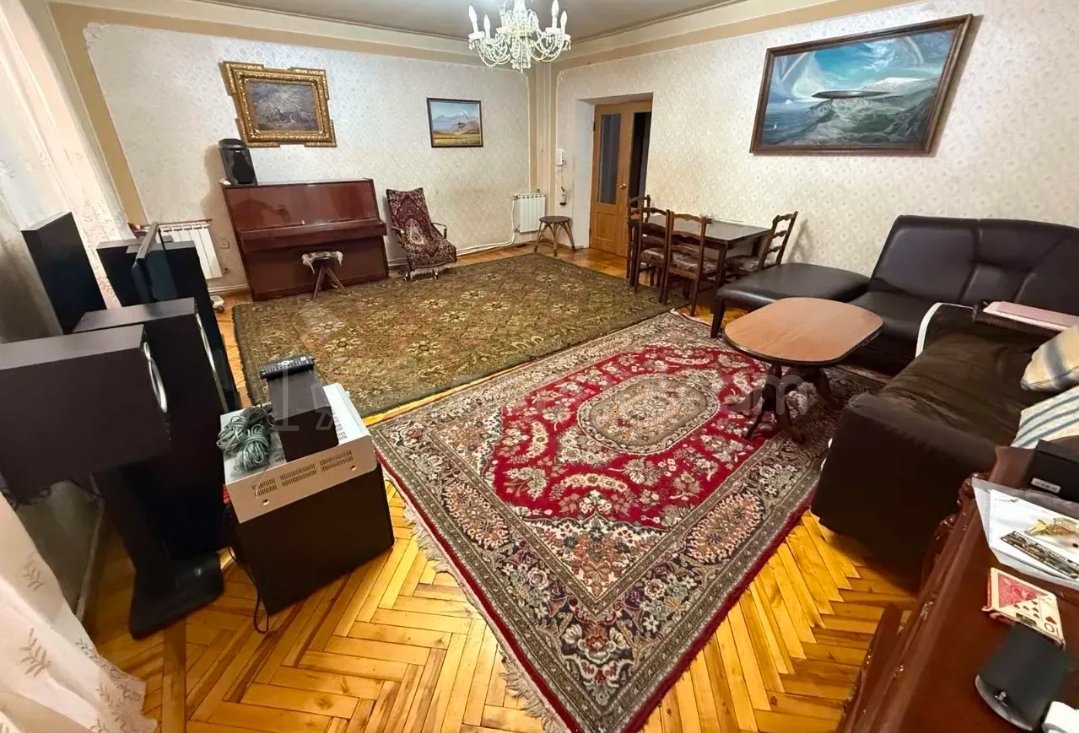 4 Սենյականոց Բնակարան Քարե Շենքում, 83քմ, 1/5 հարկ, Նորմալ Վիճակում, Կահավորված, Արևկող