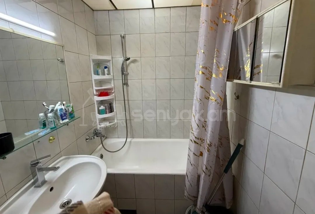 4 Սենյականոց Բնակարան Քարե Շենքում, 83քմ, 1/5 հարկ, Նորմալ Վիճակում, Կահավորված, Արևկող