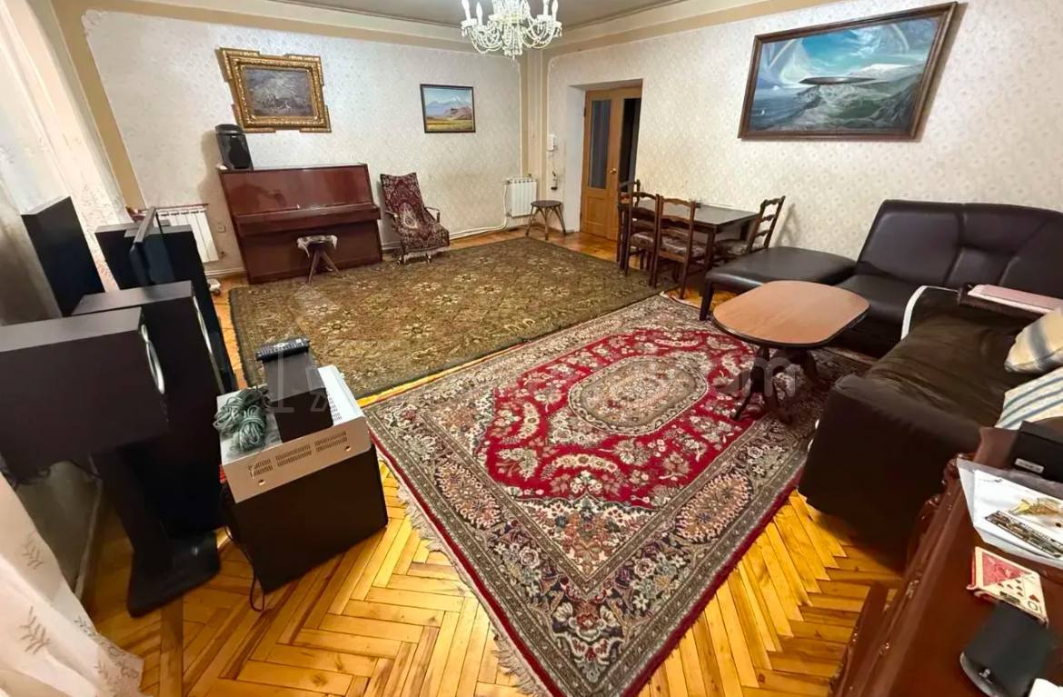 4 Սենյականոց Բնակարան Քարե Շենքում, 82քմ, 1/5 հարկ, Նորմալ Վիճակում, Կահավորված