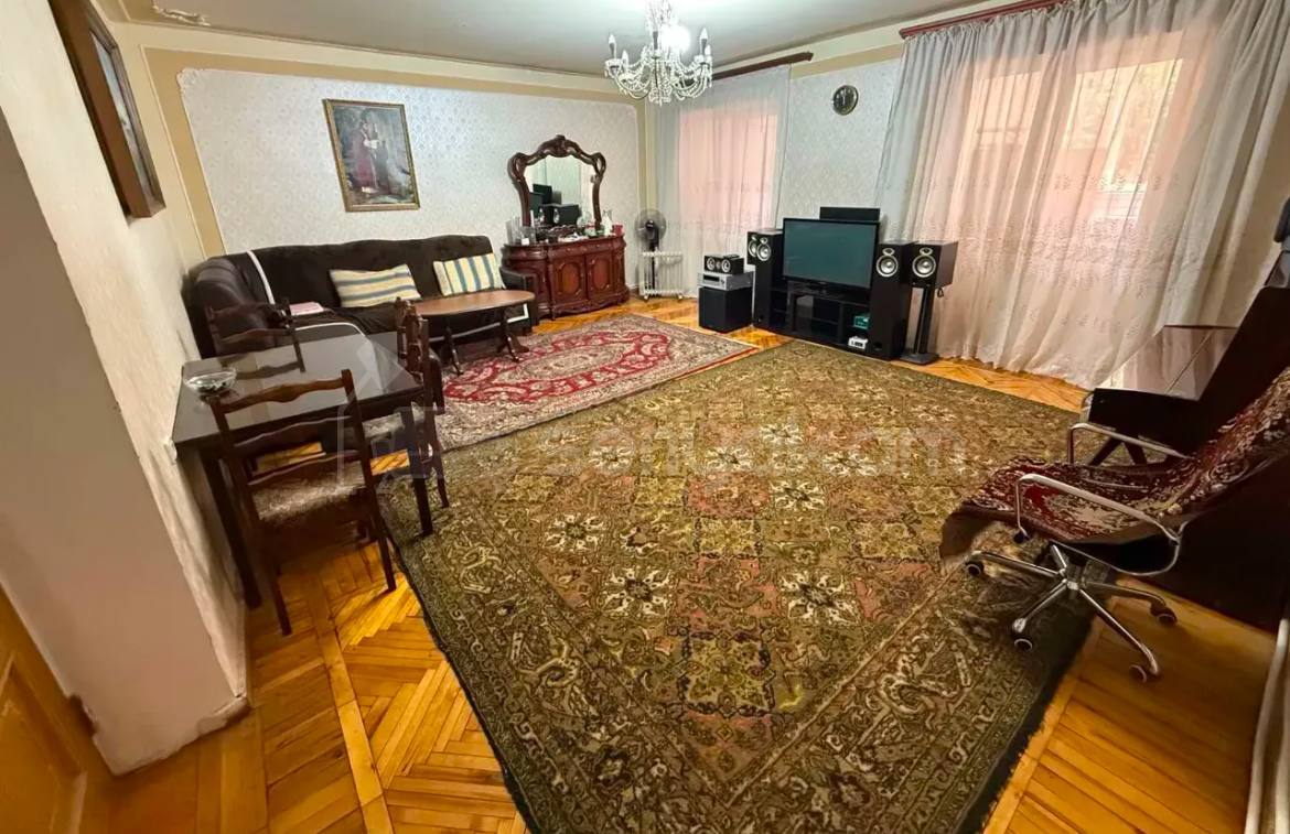 4 Սենյականոց Բնակարան Քարե Շենքում, 82քմ, 1/5 հարկ, Պետական Վիճակում, Կահավորված