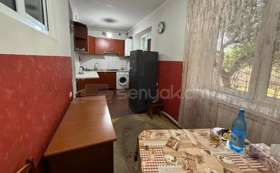 4 Սենյականոց Բնակարան Քարե Շենքում, 82քմ, 1/5 հարկ, Պետական Վիճակում, Կահավորված