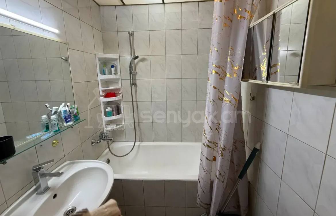 4 Սենյականոց Բնակարան Քարե Շենքում, 82քմ, 1/5 հարկ, Պետական Վիճակում, Կահավորված