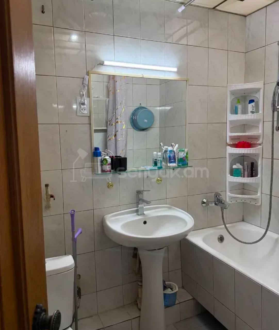 4 Սենյականոց Բնակարան Քարե Շենքում, 82քմ, 1/5 հարկ, Պետական Վիճակում, Կահավորված