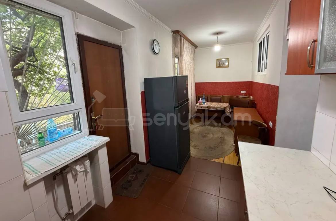 4 Սենյականոց Բնակարան Քարե Շենքում, 82քմ, 1/5 հարկ, Պետական Վիճակում, Կահավորված