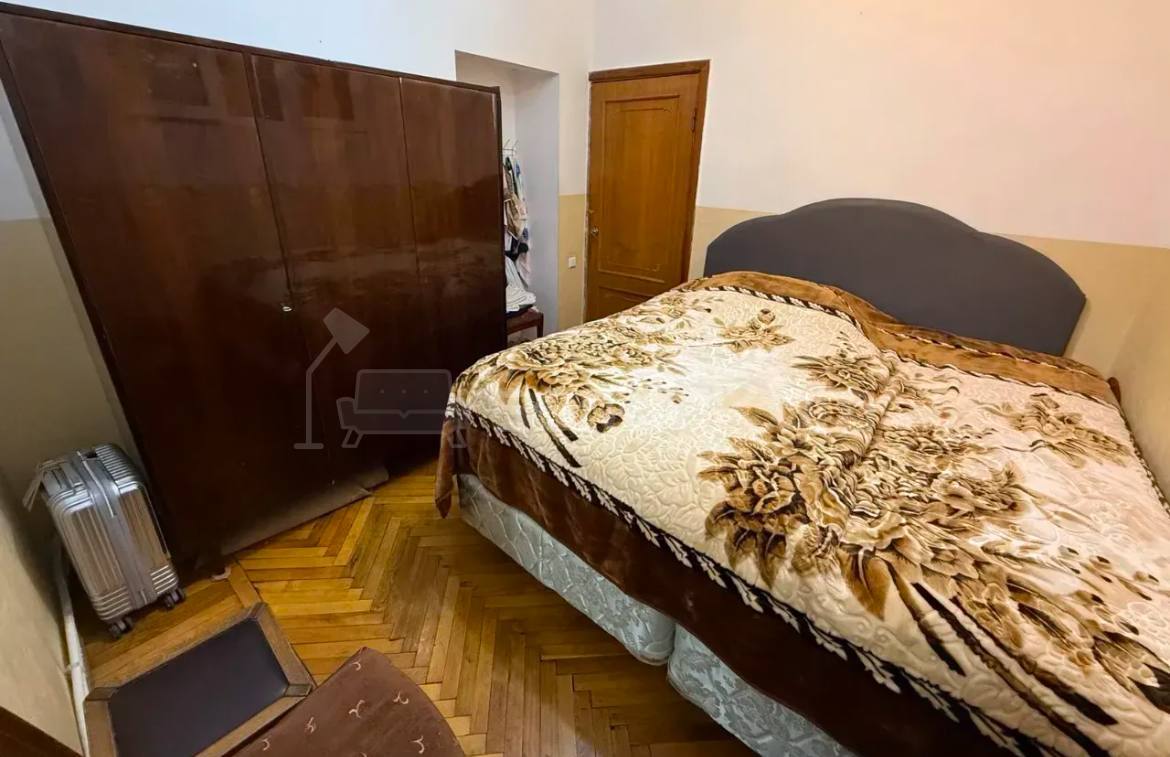 4 Սենյականոց Բնակարան Քարե Շենքում, 82քմ, 1/5 հարկ, Պետական Վիճակում, Կահավորված