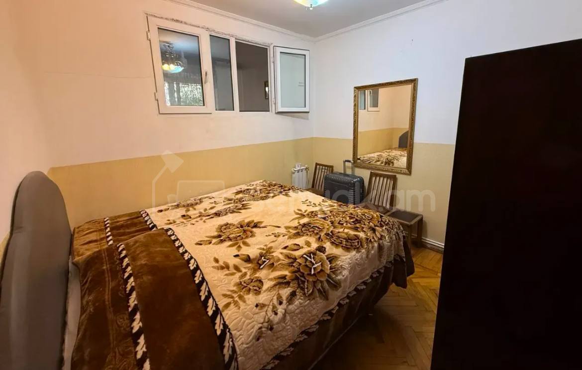 4 Սենյականոց Բնակարան Քարե Շենքում, 82քմ, 1/5 հարկ, Պետական Վիճակում, Կահավորված