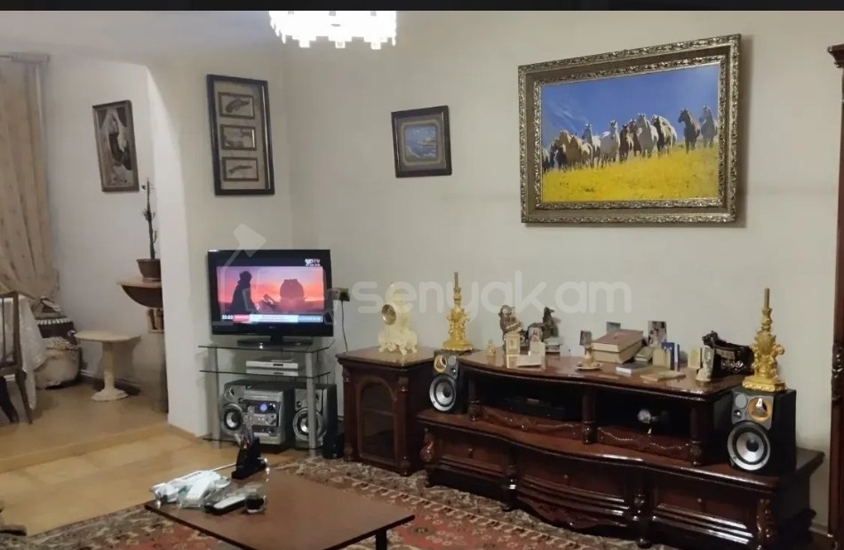 2 Սենյականոց Բնակարան Քարե Շենքում, 60քմ, 1/4 հարկ, Նորմալ Վիճակում, Կահավորված, Արևկող