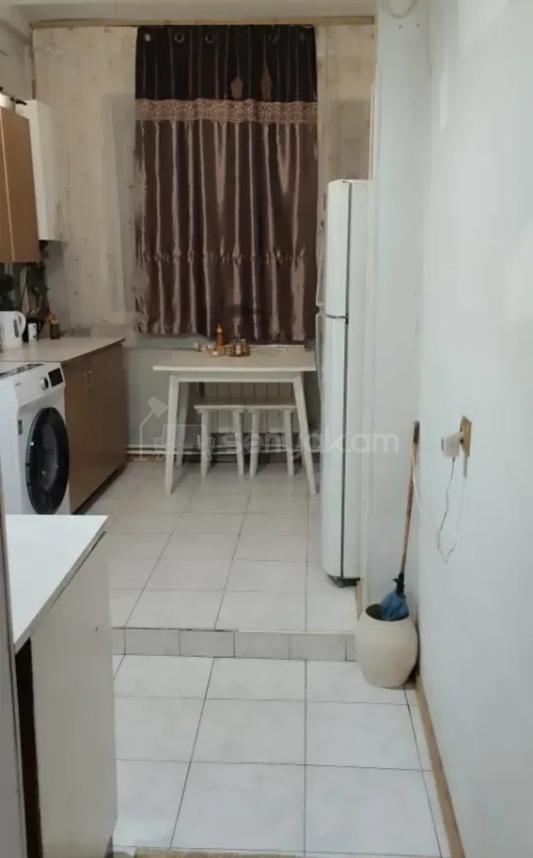 2 Սենյականոց Բնակարան Քարե Շենքում, 60քմ, 1/4 հարկ, Նորմալ Վիճակում, Կահավորված, Արևկող