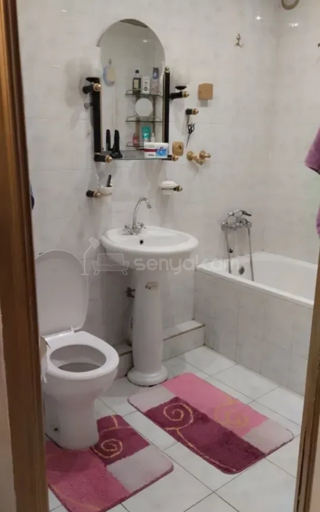 2 Սենյականոց Բնակարան Քարե Շենքում, 60քմ, 1/4 հարկ, Նորմալ Վիճակում, Կահավորված, Արևկող