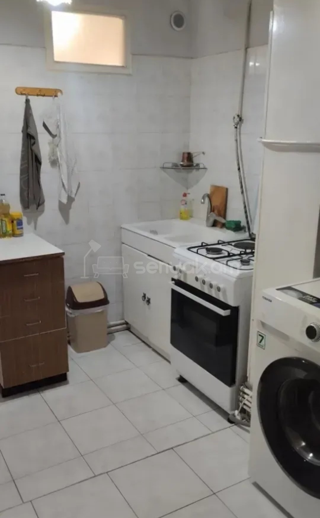 2 Սենյականոց Բնակարան Քարե Շենքում, 60քմ, 1/4 հարկ, Նորմալ Վիճակում, Կահավորված, Արևկող