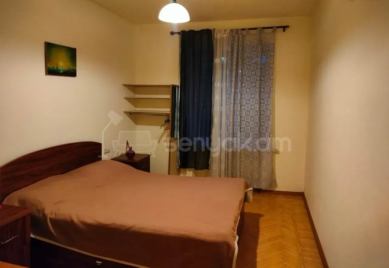4 Սենյականոց Բնակարան Քարե Շենքում, 94քմ, 2/5 հարկ, Նորմալ Վիճակում