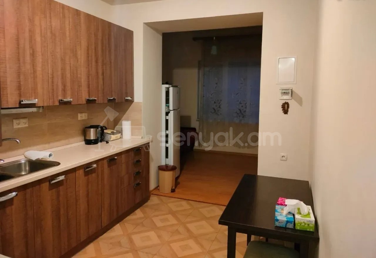4 Սենյականոց Բնակարան Քարե Շենքում, 94քմ, 2/5 հարկ, Նորմալ Վիճակում
